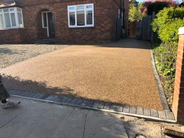 Laying resin surface on a driveway in Lingfield, Surrey