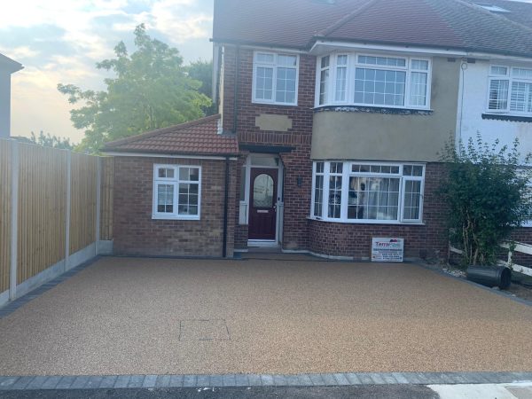 Fitting resin bound on a driveway in Hackbridge, London